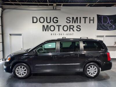 2016 Chrysler Town & Country Touring   - Photo 2 - Rochelle, IL 61068
