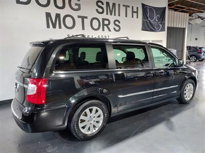 2016 Chrysler Town & Country Touring   - Photo 4 - Rochelle, IL 61068