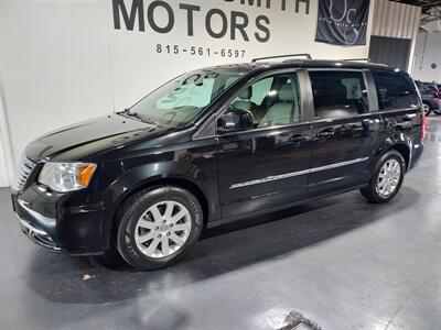 2016 Chrysler Town & Country Touring   - Photo 5 - Rochelle, IL 61068