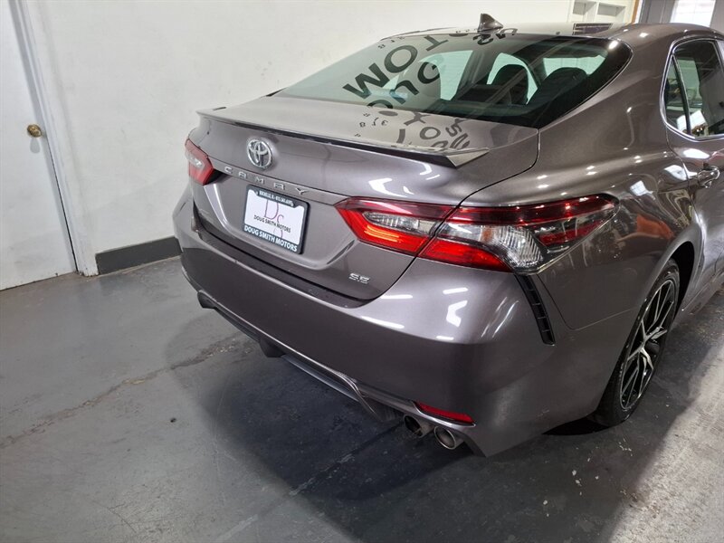 2024 Toyota Camry SE - Photo 9