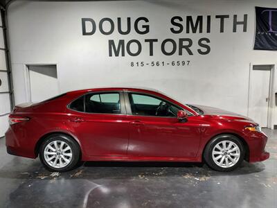 2018 Toyota Camry LE  SEDAN - Photo 2 - Rochelle, IL 61068