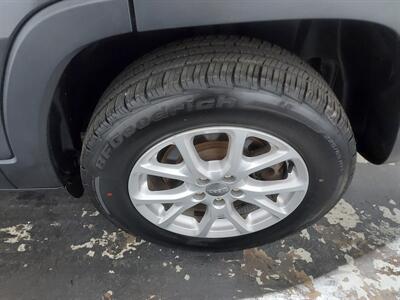 2018 Jeep Cherokee Latitude Plus  AWD - Photo 28 - Rochelle, IL 61068