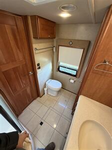 2013 Itasca Meridian Cummins   - Photo 23 - Mannford, OK 74044