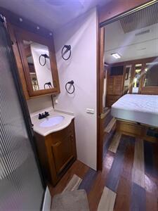 2005 American Coach tradition 42   - Photo 21 - Mannford, OK 74044