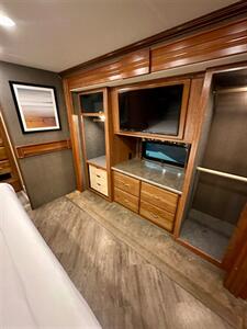 2017 Pace-Arrow M38K   - Photo 16 - Mannford, OK 74044