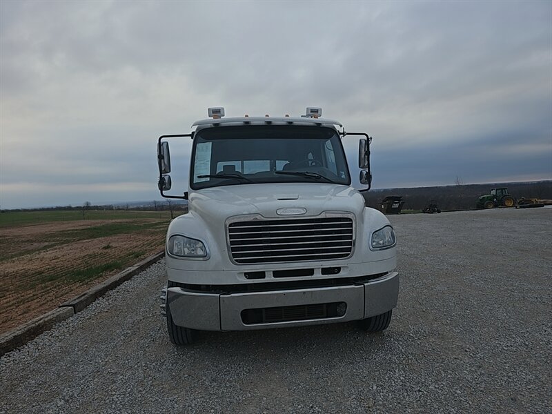 2016 Freightliner M2 106  