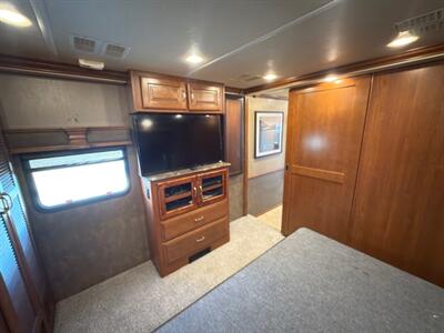 2015 Fleetwood Discovery 40X   - Photo 10 - Mannford, OK 74044