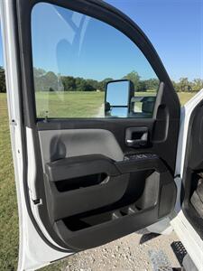 2019 Chevrolet Silverado 5500HD - Photo 8 - Mannford, OK 74044
