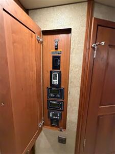 2015 Winnebago Meridian IKP40R - Photo 15 - Mannford, OK 74044