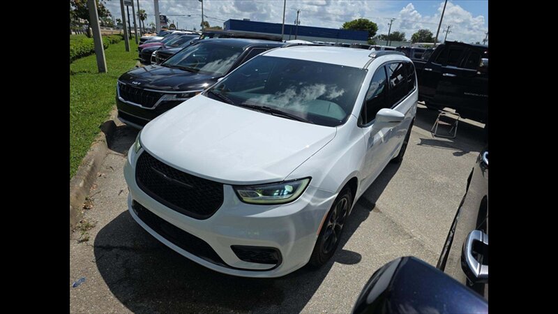 2021 Chrysler Pacifica Touring L   - Photo 1 - Albany, GA 31721