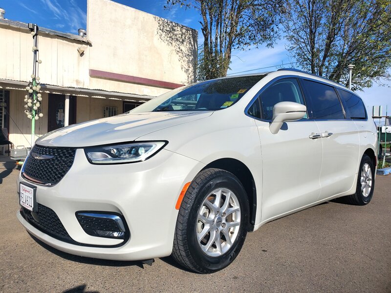 2021 Chrysler Pacifica Touring L   - Photo 1 - Fresno, CA 93722
