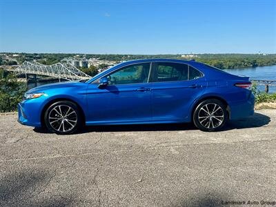 2020 Toyota Camry SE   - Photo 2 - Muscle Shoals, AL 35661