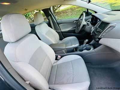 2017 Chevrolet Cruze LT Auto   - Photo 8 - Muscle Shoals, AL 35661