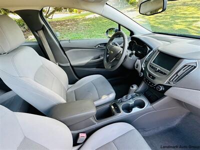 2017 Chevrolet Cruze LT Auto   - Photo 9 - Muscle Shoals, AL 35661