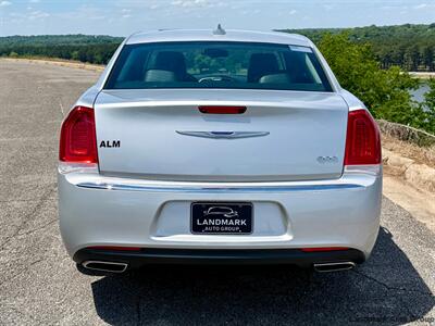2020 Chrysler 300 Series Limited   - Photo 4 - Muscle Shoals, AL 35661