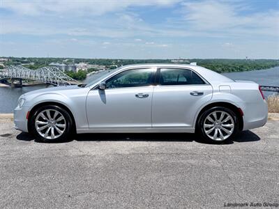 2020 Chrysler 300 Series Limited   - Photo 2 - Muscle Shoals, AL 35661
