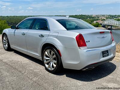2020 Chrysler 300 Series Limited   - Photo 3 - Muscle Shoals, AL 35661