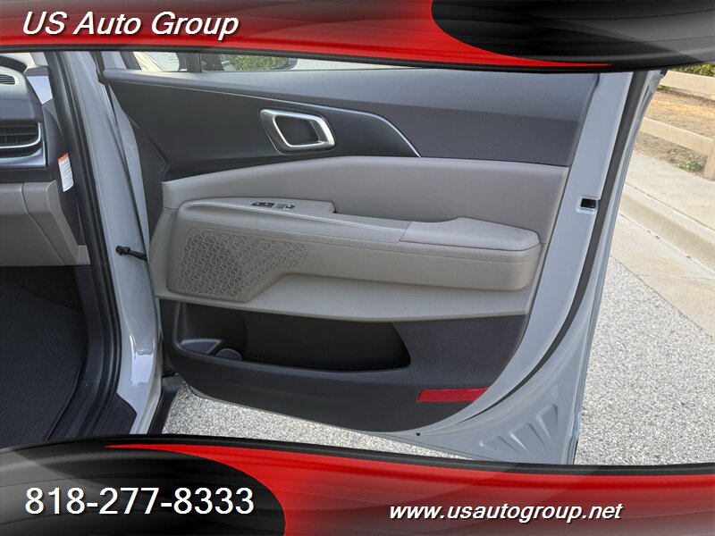 2027 Kia Carnival Hybrid LXS - Photo 16 - Sun Valley, CA 91352
