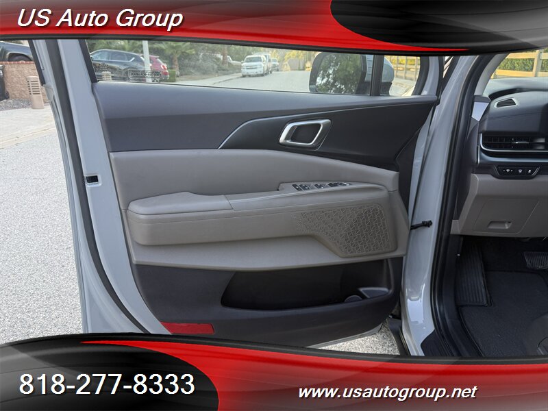 2027 Kia Carnival Hybrid LXS - Photo 13 - Sun Valley, CA 91352