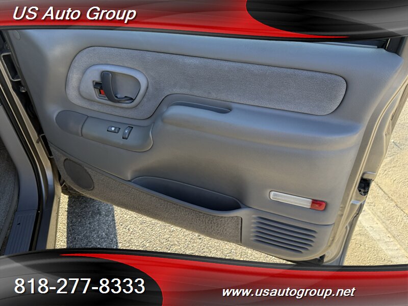 1999 Chevrolet Suburban K2500 LT - Photo 17 - Sun Valley, CA 91352