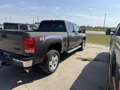 2011 GMC Sierra 2500 SLT   - Photo 4 - Muscatine, IA 52761