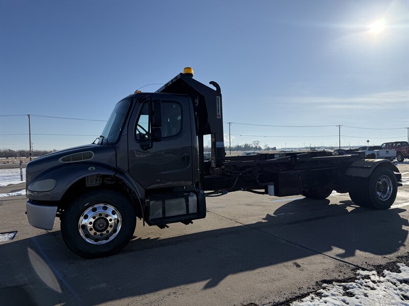 2013 Freightliner M2 106   - Photo 1 - Muscatine, IA 52761