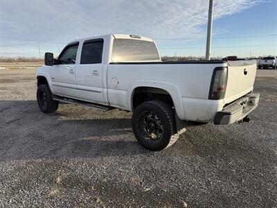 2005 GMC Sierra 2500 SLE 4dr Crew Cab SLE   - Photo 2 - Muscatine, IA 52761