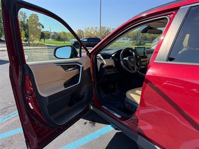 2021 Toyota RAV4 XLE Premium - Photo 18 - Grand Rapids, MI 49512