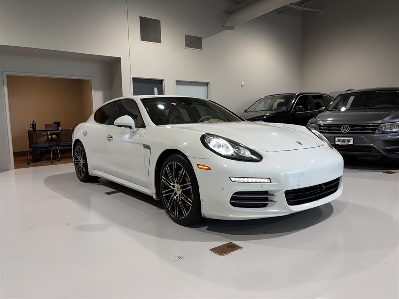 2016 Porsche Panamera Base's photo