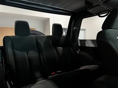 2015 Jeep Wrangler Rubicon   - Photo 14 - Grand Rapids, MI 49512