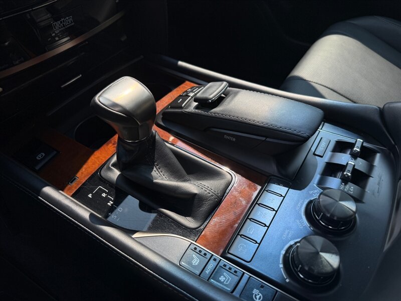 2018 Lexus LX 570 Three-Row - Photo 34 - Grand Rapids, MI 49512
