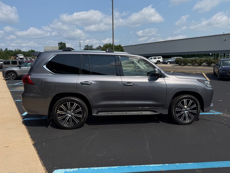 2018 Lexus LX 570 Three-Row - Photo 21 - Grand Rapids, MI 49512