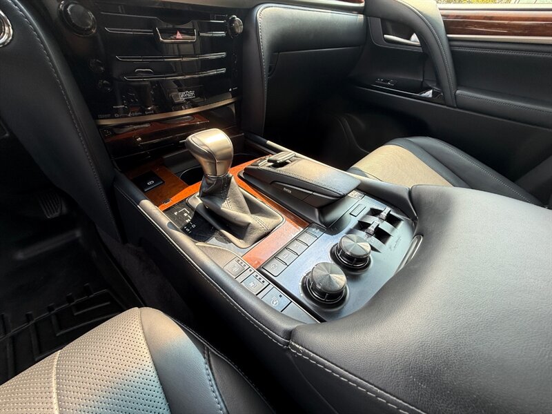 2018 Lexus LX 570 Three-Row - Photo 33 - Grand Rapids, MI 49512