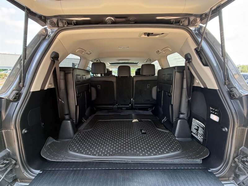 2018 Lexus LX 570 Three-Row - Photo 16 - Grand Rapids, MI 49512