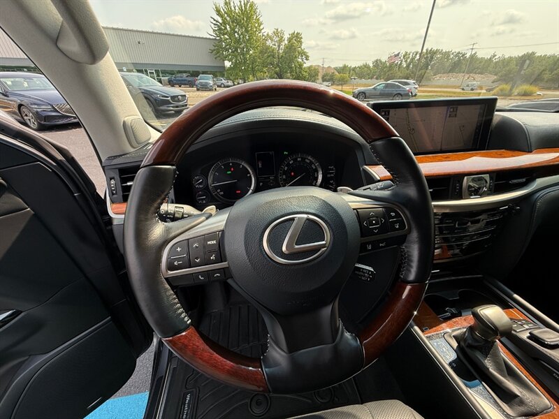 2018 Lexus LX 570 Three-Row - Photo 28 - Grand Rapids, MI 49512