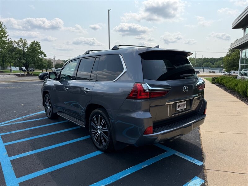2018 Lexus LX 570 Three-Row - Photo 12 - Grand Rapids, MI 49512