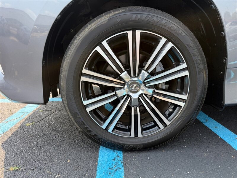 2018 Lexus LX 570 Three-Row - Photo 11 - Grand Rapids, MI 49512