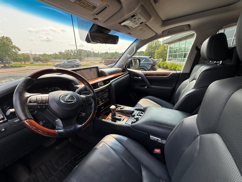 2018 Lexus LX 570 Three-Row - Photo 27 - Grand Rapids, MI 49512