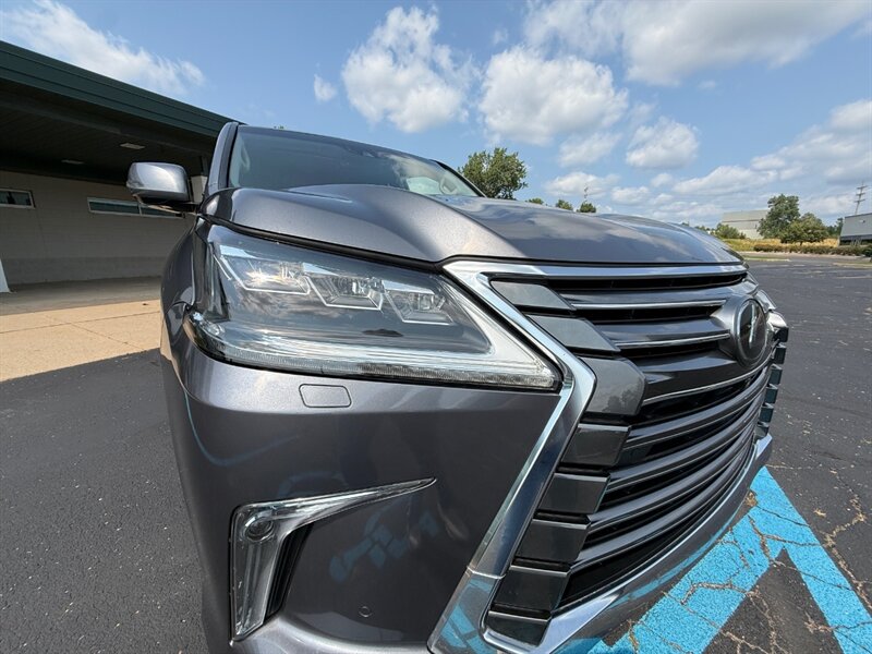 2018 Lexus LX 570 Three-Row - Photo 6 - Grand Rapids, MI 49512