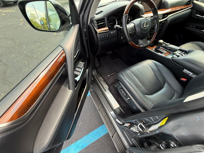 2018 Lexus LX 570 Three-Row - Photo 22 - Grand Rapids, MI 49512