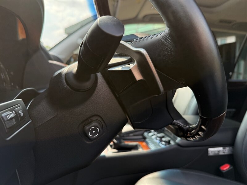 2018 Lexus LX 570 Three-Row - Photo 26 - Grand Rapids, MI 49512