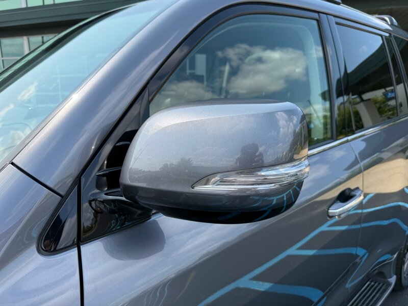 2018 Lexus LX 570 Three-Row - Photo 9 - Grand Rapids, MI 49512