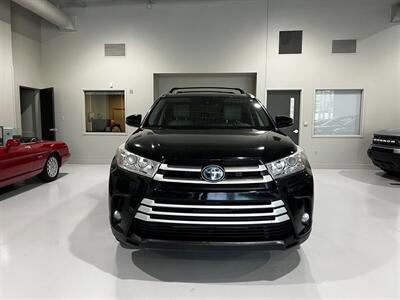2017 Toyota Highlander Hybrid XLE   - Photo 2 - Grand Rapids, MI 49512