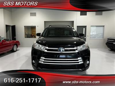 2017 Toyota Highlander Hybrid XLE   - Photo 2 - Grand Rapids, MI 49512