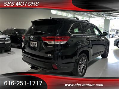 2017 Toyota Highlander Hybrid XLE   - Photo 5 - Grand Rapids, MI 49512