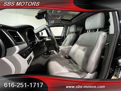 2017 Toyota Highlander Hybrid XLE   - Photo 8 - Grand Rapids, MI 49512