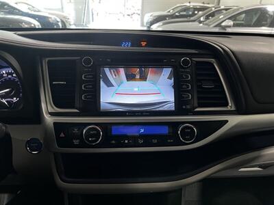 2017 Toyota Highlander Hybrid XLE   - Photo 10 - Grand Rapids, MI 49512