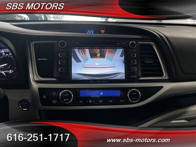2017 Toyota Highlander Hybrid XLE   - Photo 10 - Grand Rapids, MI 49512