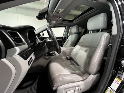 2017 Toyota Highlander Hybrid XLE   - Photo 8 - Grand Rapids, MI 49512