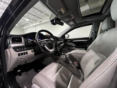 2017 Toyota Highlander Hybrid XLE   - Photo 9 - Grand Rapids, MI 49512